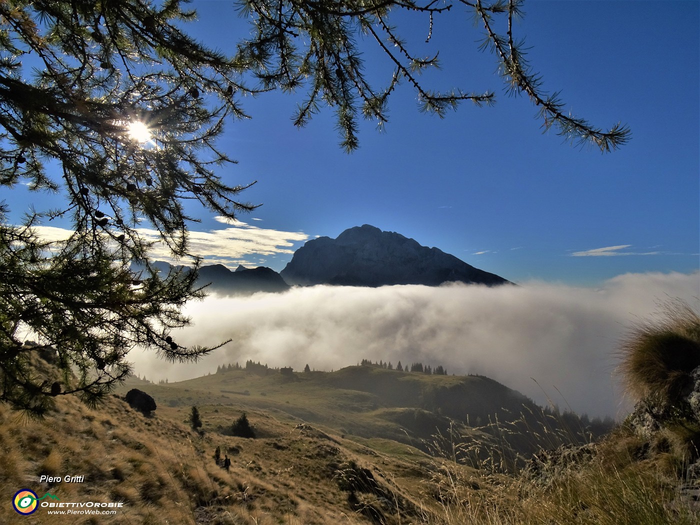 01 Saliti dalle Baite di Mezzeno con nebbie, oltre il Monte Campo si apre il sereno con l'Arera baciato dal sole e  mare di nebbie in valle.JPG